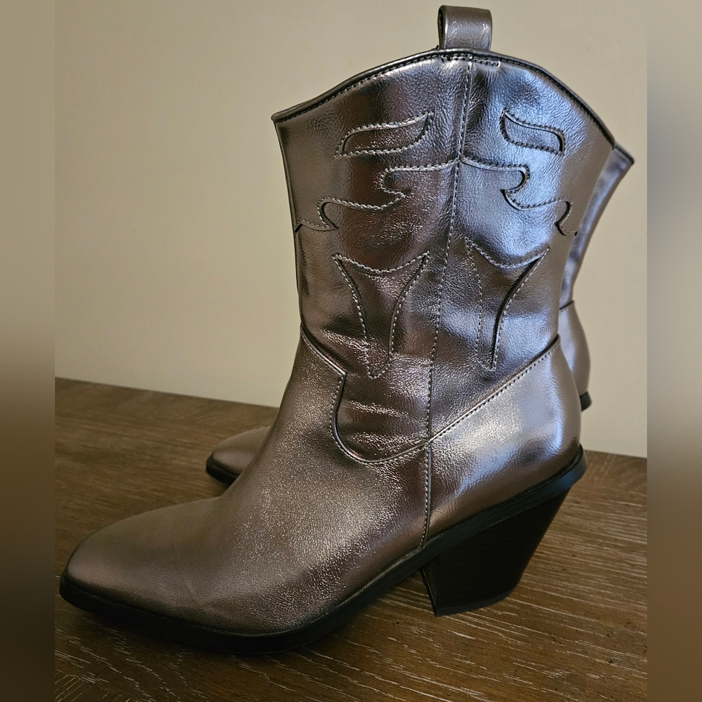 Torrid Gunmetal Silver Western Pull On Booties WW 8.5